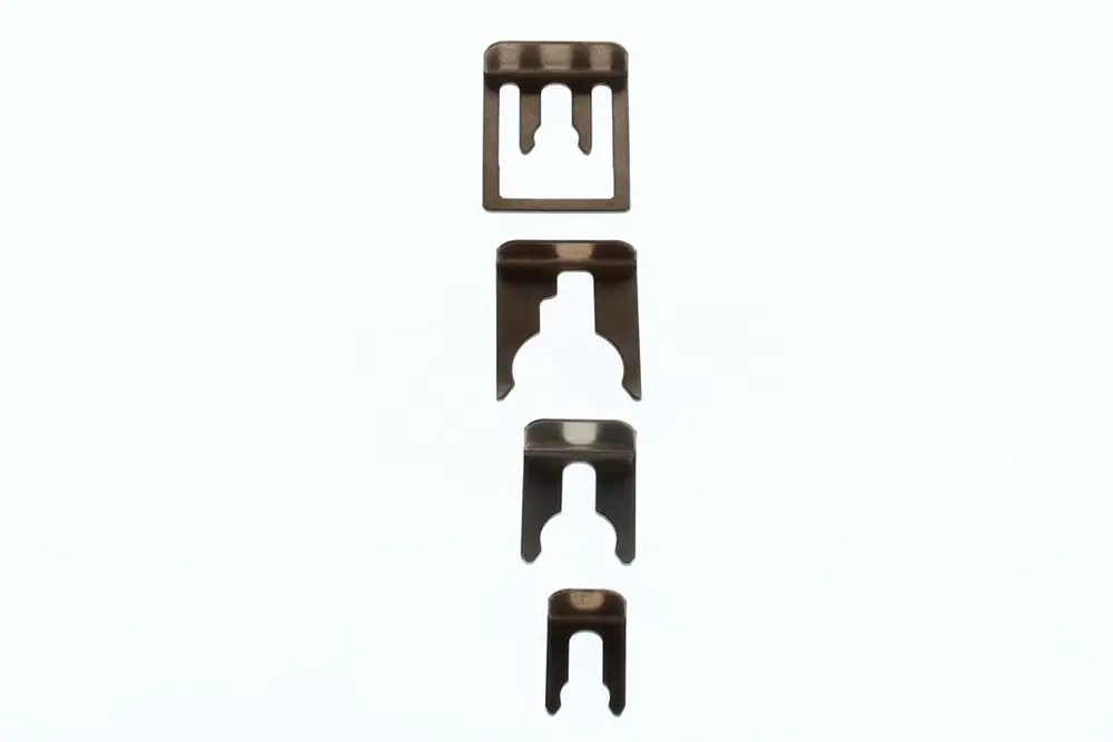 Bosch Clips in verschiedenen Größen, angeordnet von größer nach kleiner. Die Clips haben eine metallische Oberfläche und sind zur Befestigung geeignet.